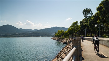 沿着海滨长廊踏单车，既能欣赏吐露港的美景，亦可以轻松舒适地前往公园的不同区域或其他地方。单车亭设于香港回归纪念塔附近，方便租借单车。